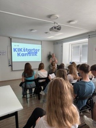 Kamniške dijakinje in dijaki v vlogi občinskih svetnikov na simulaciji odločanja (57)